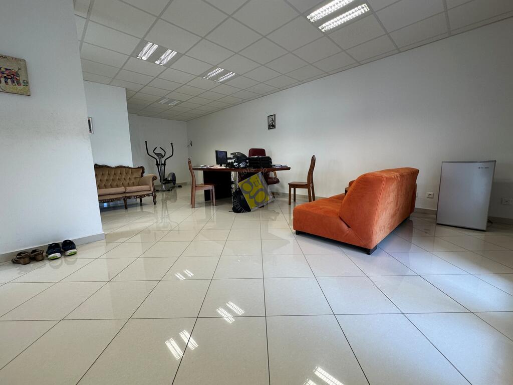 A LOUER LOCAUX PROFESSIONNEL/BUREAUX STE CLOTILDE Location