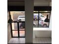 Local de 82 m² environ avec grande vitrine